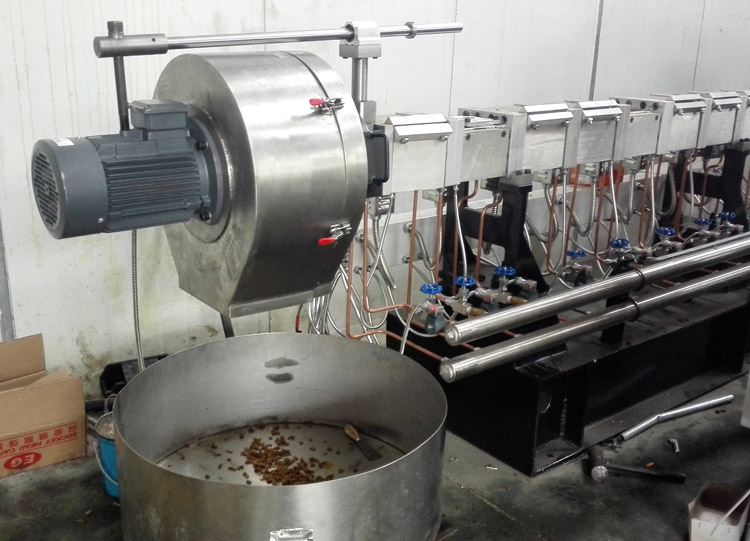 test-running-of-dog-food-extruder prueba-de-funcionamiento-de-extrusora-de-comida-para-perros