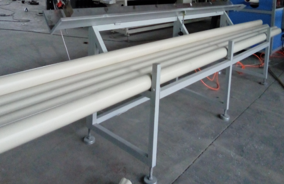 PVC 管材翻转堆料装置